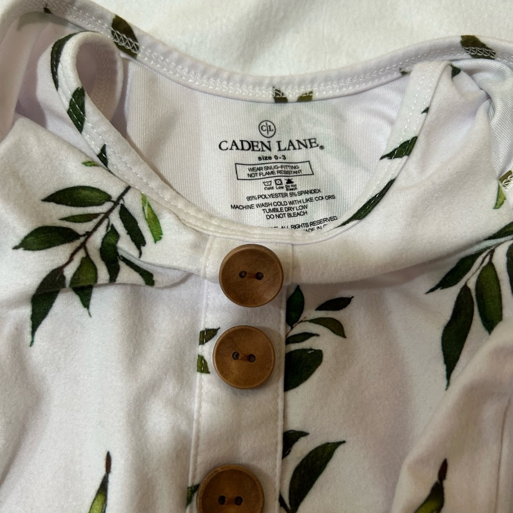 Caden Lane White and Green Leaf Print Infant Gown and Hat